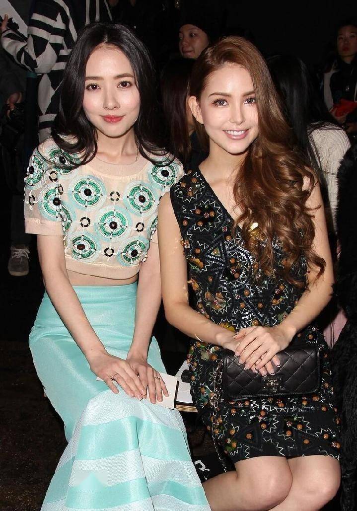 郭碧婷同框昆凌穿短t恤配半裙露出腰腹看着气质好娇嫩