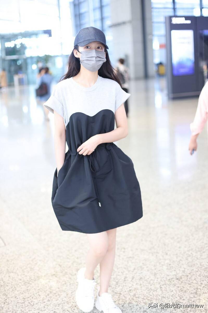 街拍李沁拼接连衣裙棒球帽白色运动鞋简约随性