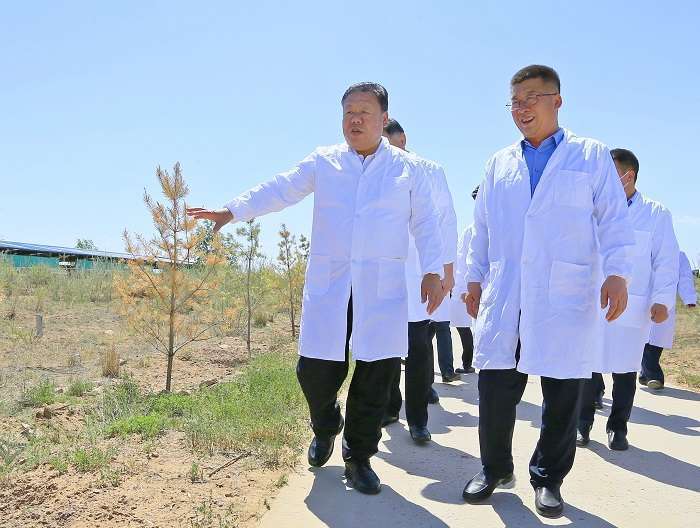 "中国航油挂职干部,盐池县委常委,副县长白姜江说,我们来盐池县是揣着