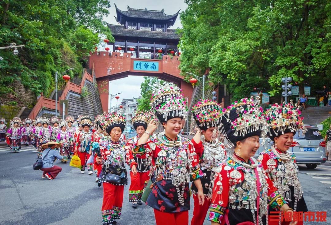 “六月六”苗歌节，凤凰古城苗族阿妹以歌传情禾库镇盛装文化 2156