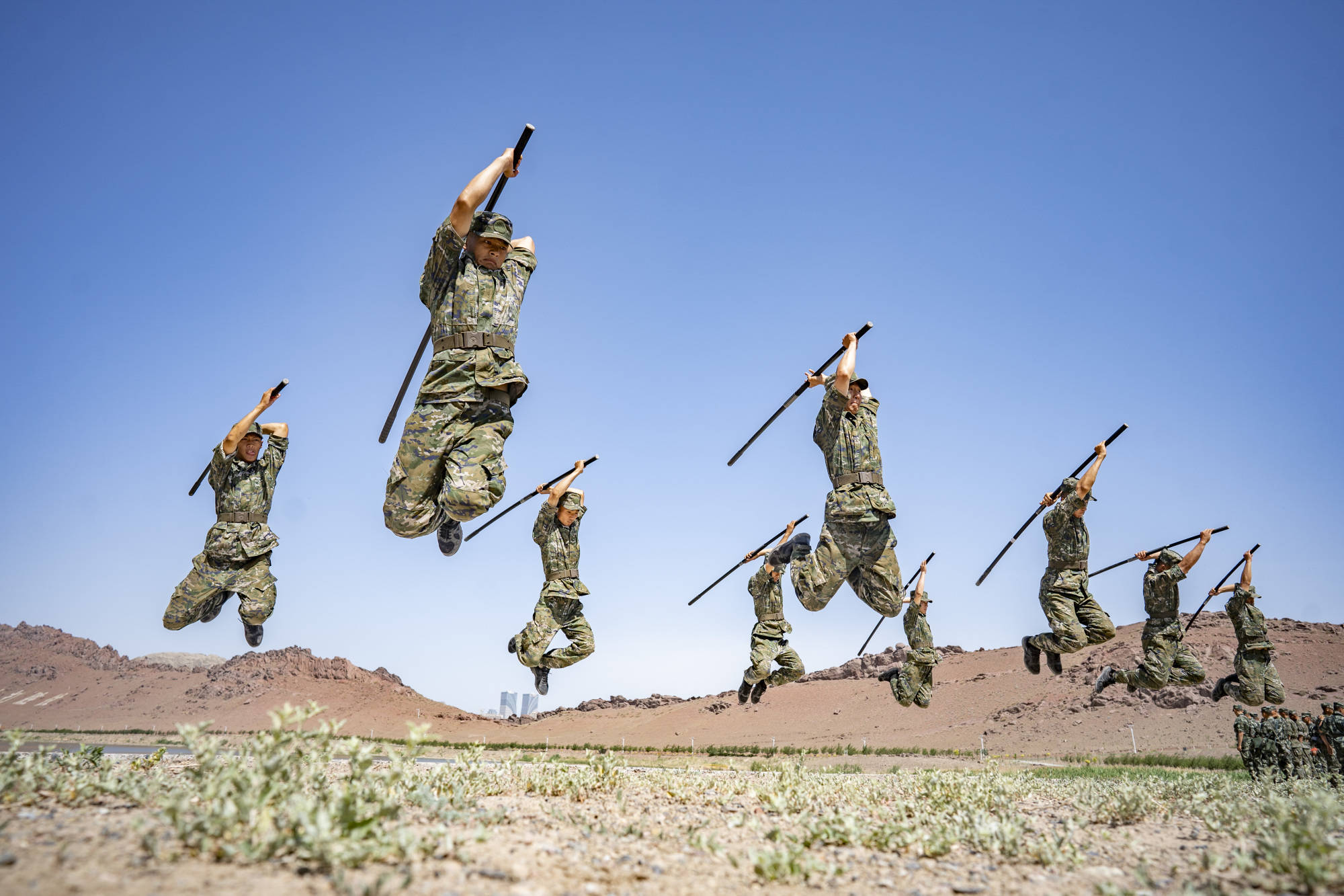 武警新疆总队某新兵团进行阶段性考核