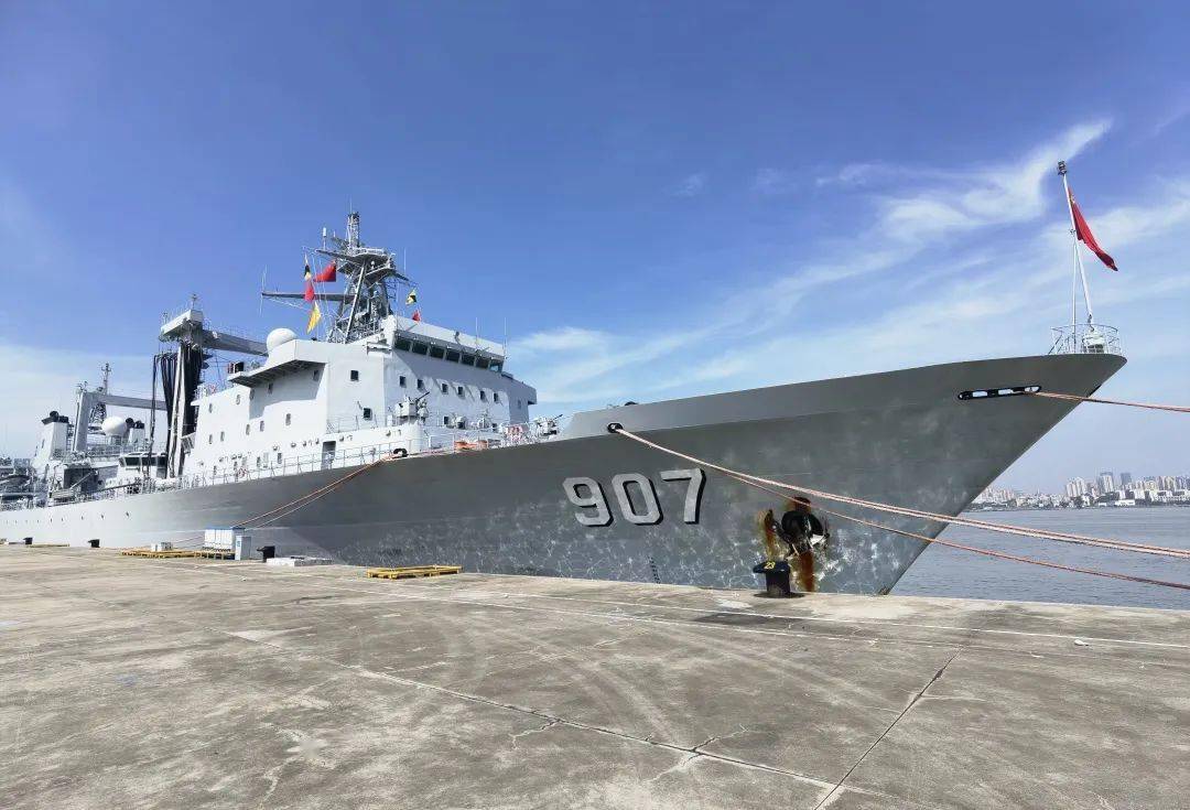 中国海军第40批护航编队由导弹驱逐舰呼和浩特舰,导弹护卫舰岳阳舰