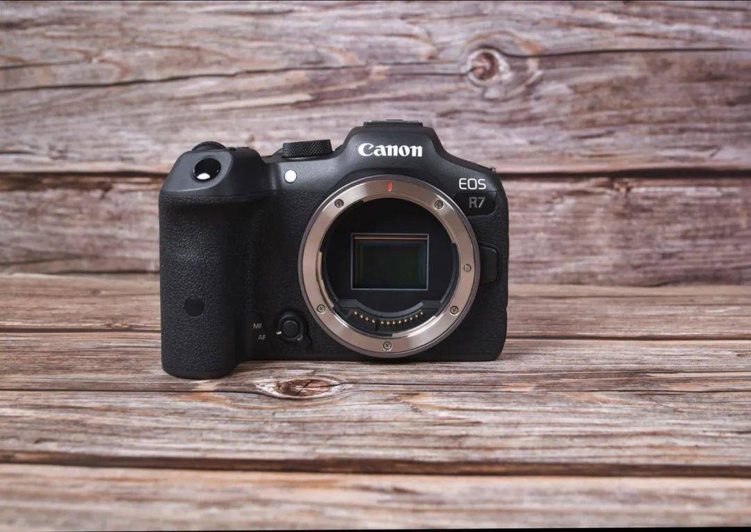 发烧友or专业摄影师使用无压力 佳能eos r7测评