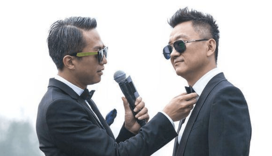 邓超夫妇拍戏被偶遇,穿着打扮朴实接地气