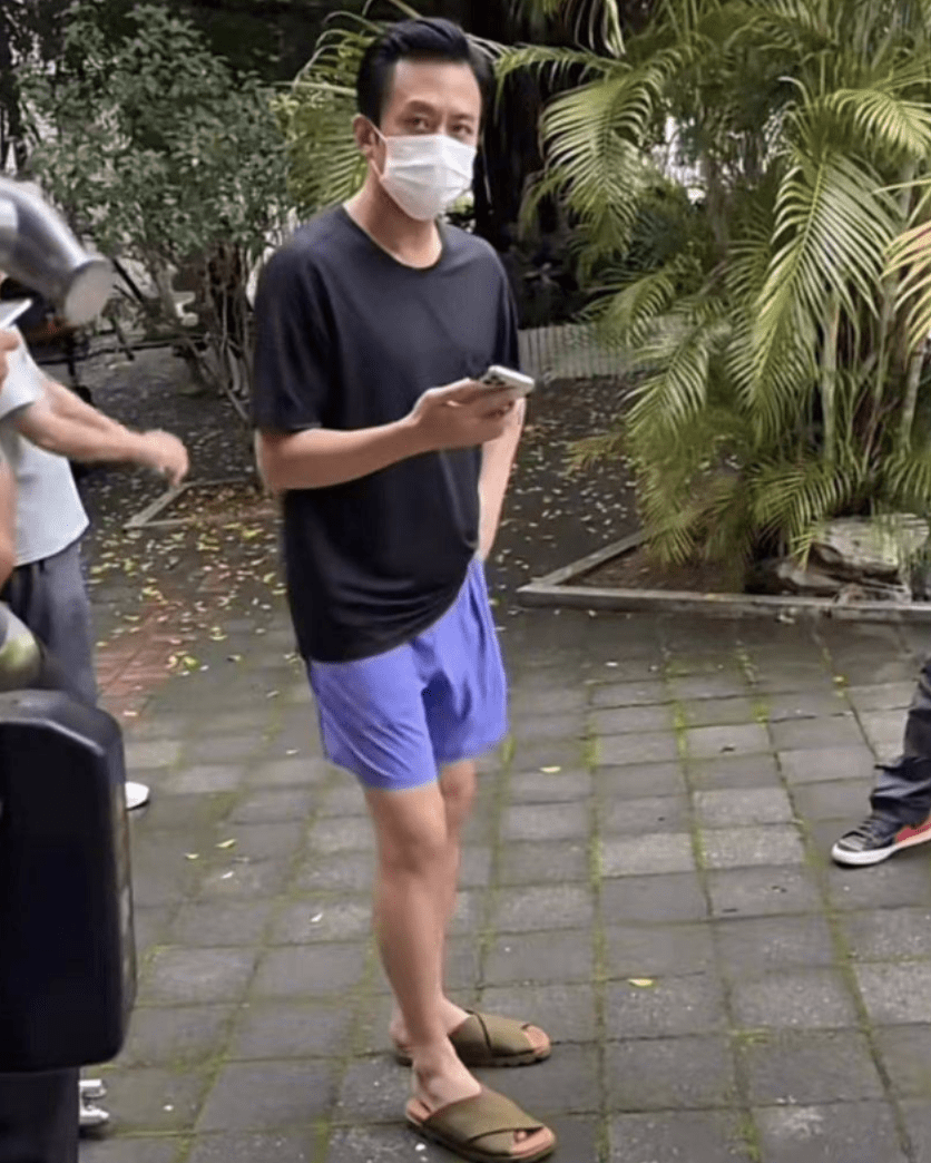 邓超夫妇拍戏被偶遇,穿着打扮朴实接地气