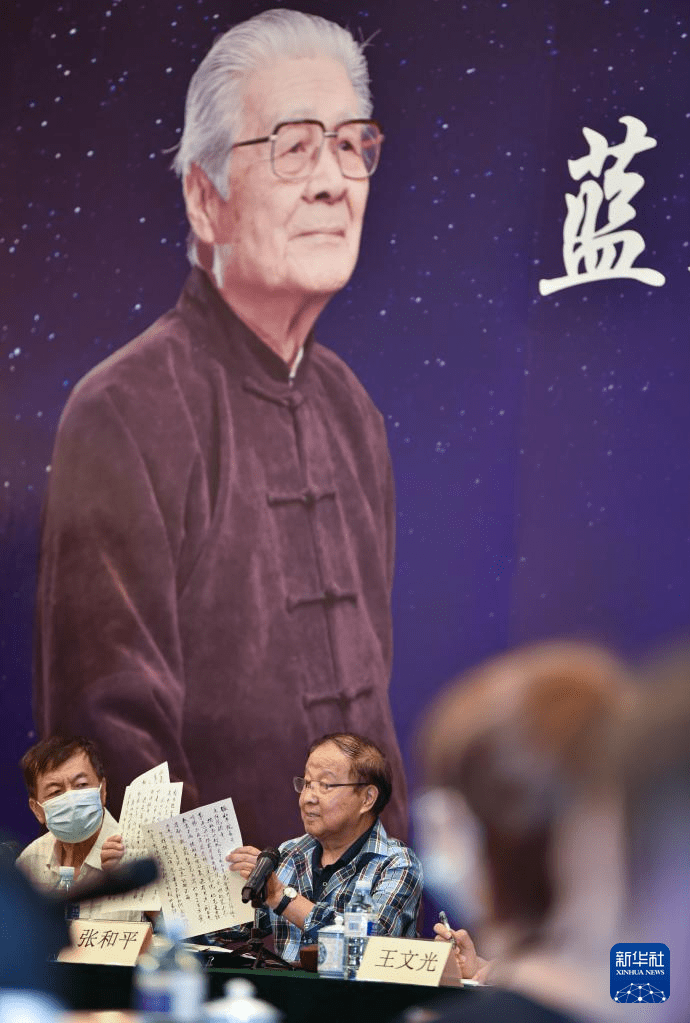 7月5日,北京人民艺术剧院原院长张和平在追思会上展示蓝天野给他手写