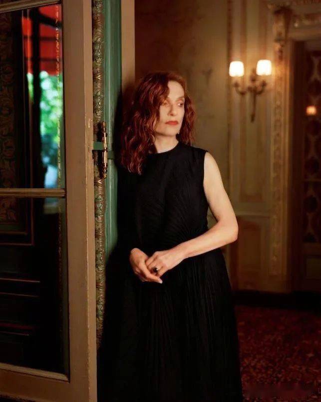 伊莎贝尔于佩尔madamefigaro封面大片潇洒俏皮优雅强大