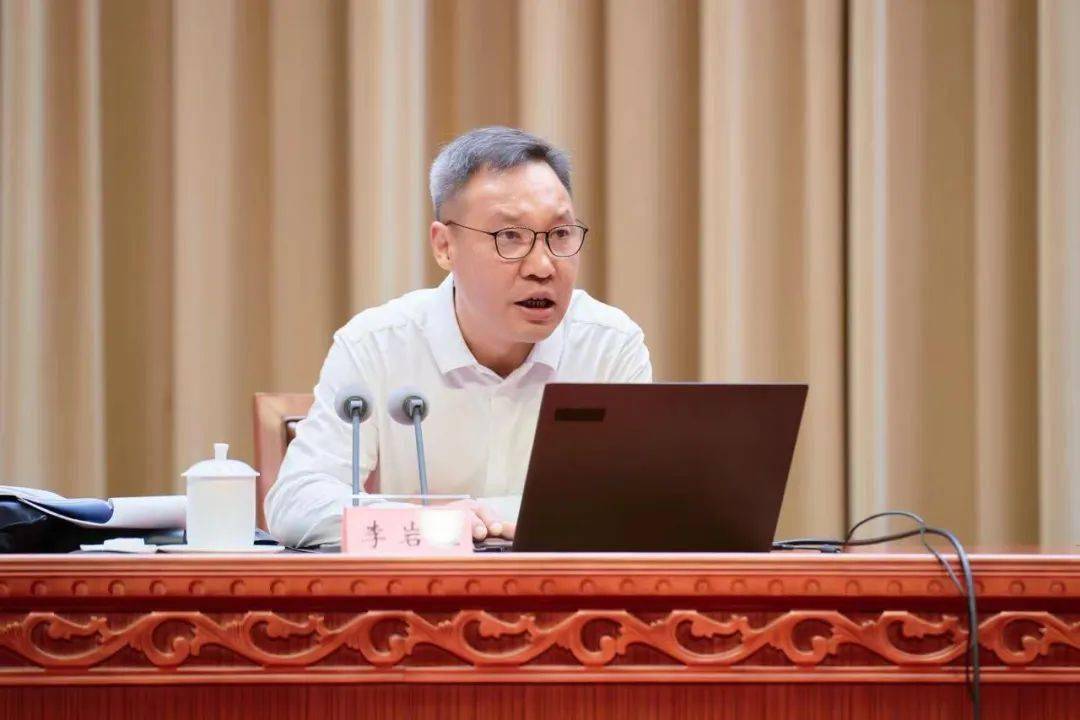 省委宣讲团成员,省委改革办常务副主任李岩益作宣讲报告.