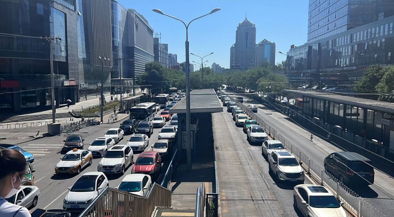 快到慈云寺桥前,快速公交道与普通车道"冰火两重天"的现象格外明显.