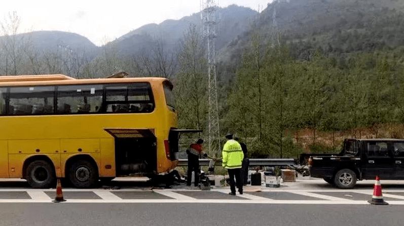 事发漳州:大客车抛锚,乘客被困高速,又正下着雨……