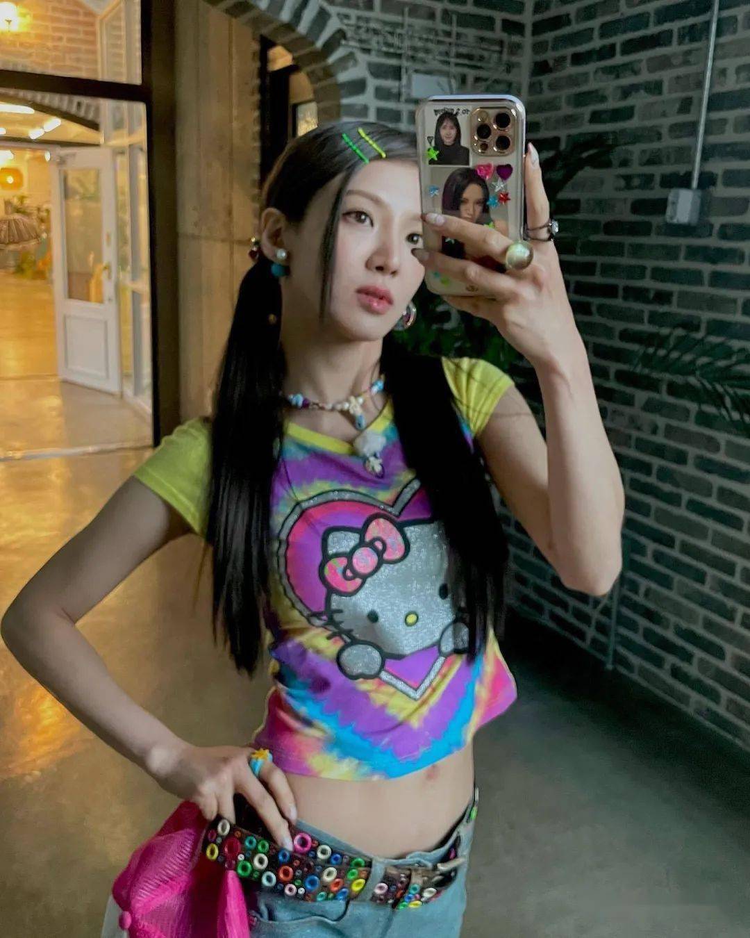 网友和粉丝们也纷纷留言:"金孝渊倒是越来越美了