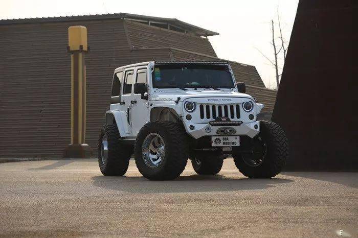 西安牧马人卢比肯改色珍珠白5寸升高38轮胎改装