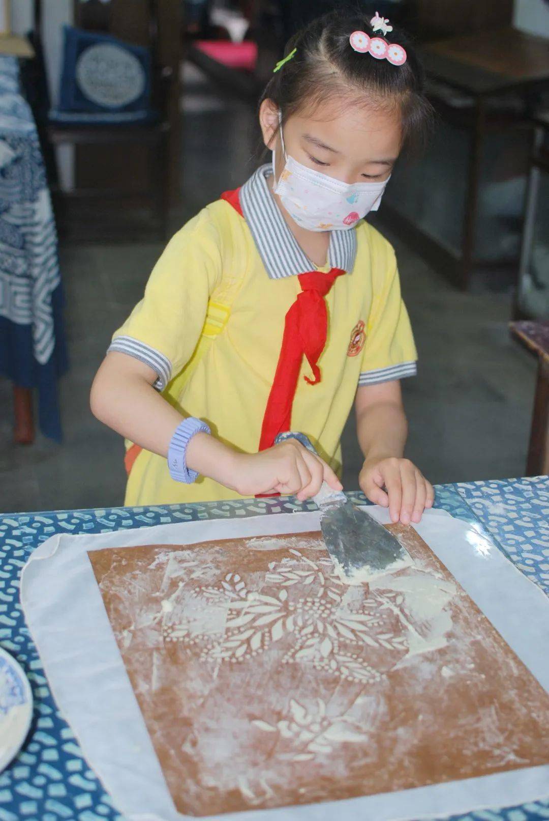 摸染缸,看藍草,感受來自我國古代人民生活與染織所用的物件,孩子們在