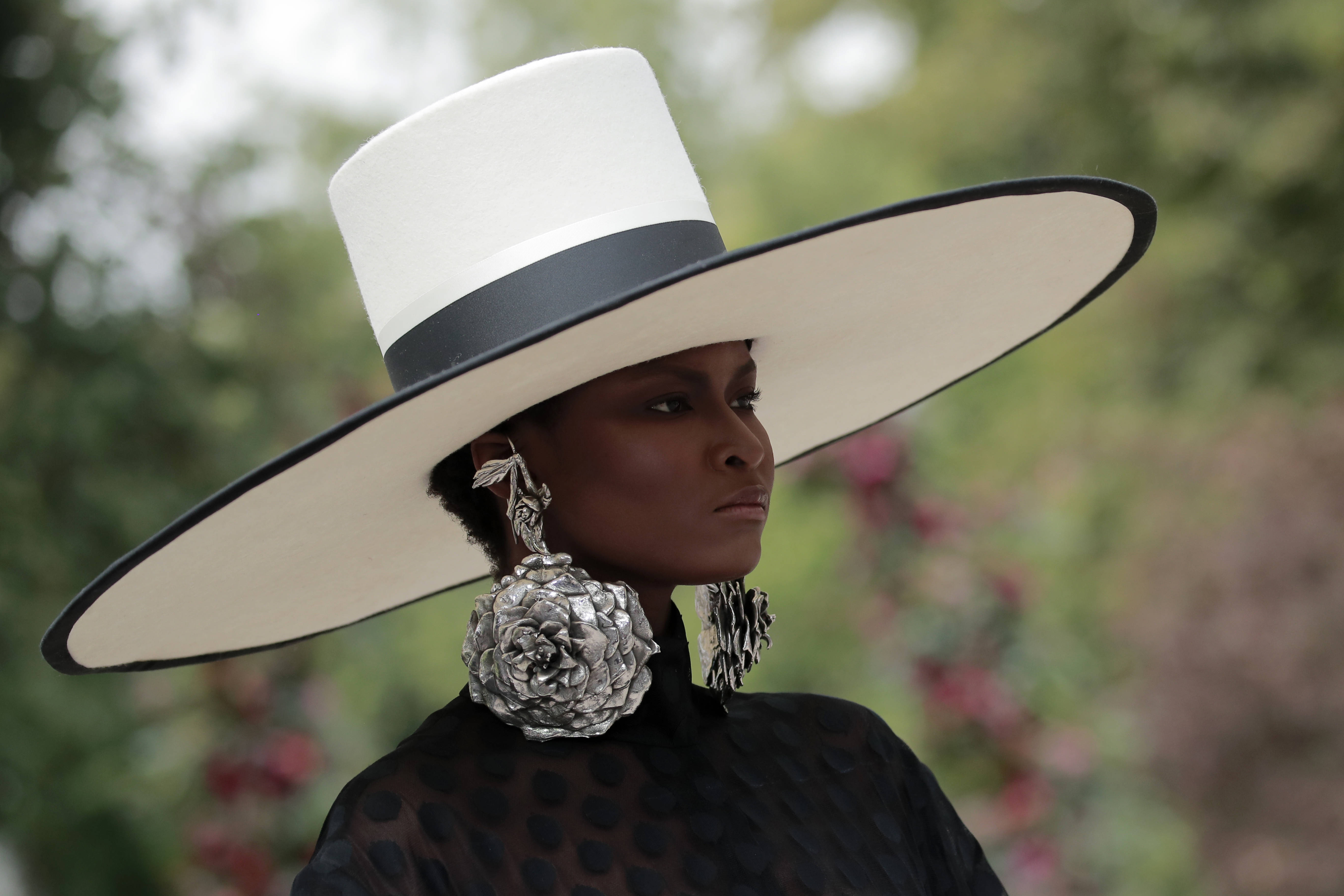 巴黎高定时装周——设计师胡安娜·马丁时装秀_新华社_法国巴黎_定制