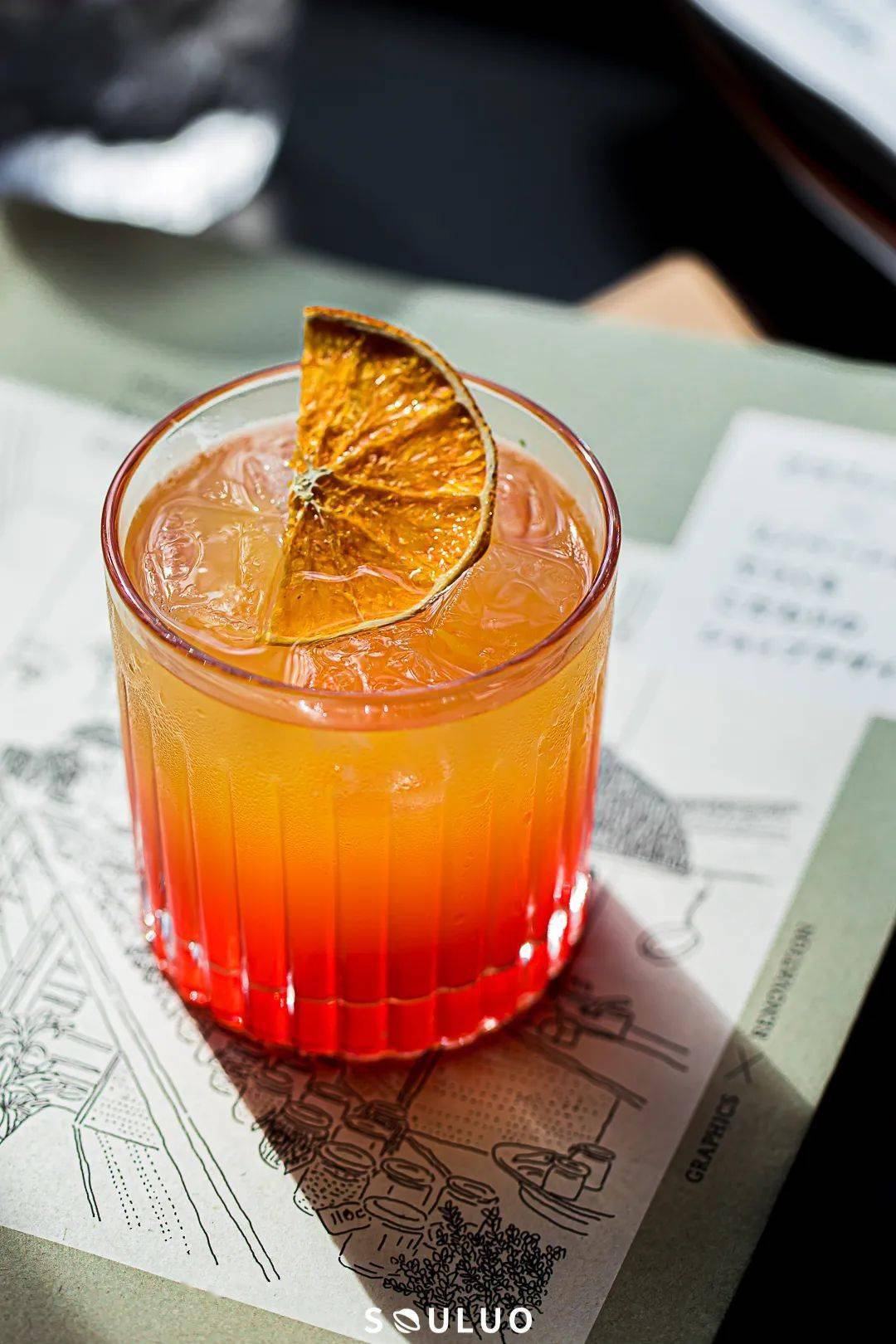 橙香|清爽|18%这款像日落颜色的鸡尾酒,叫日落东京.