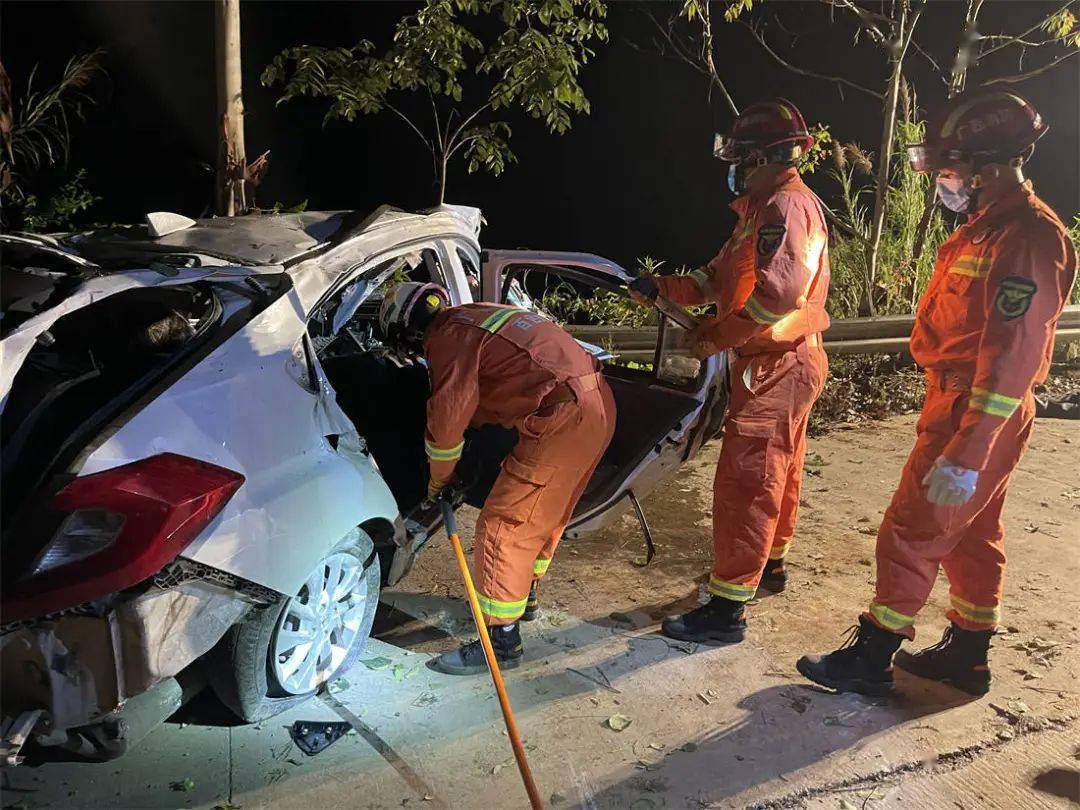 百色一小车翻下山坡,坠落公路,造成现场2人死亡,3人受伤!