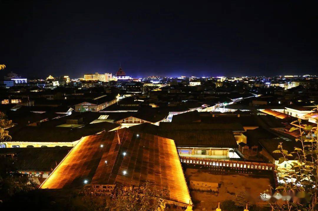 夜晚到独克宗古城感受月光城的别致浪漫