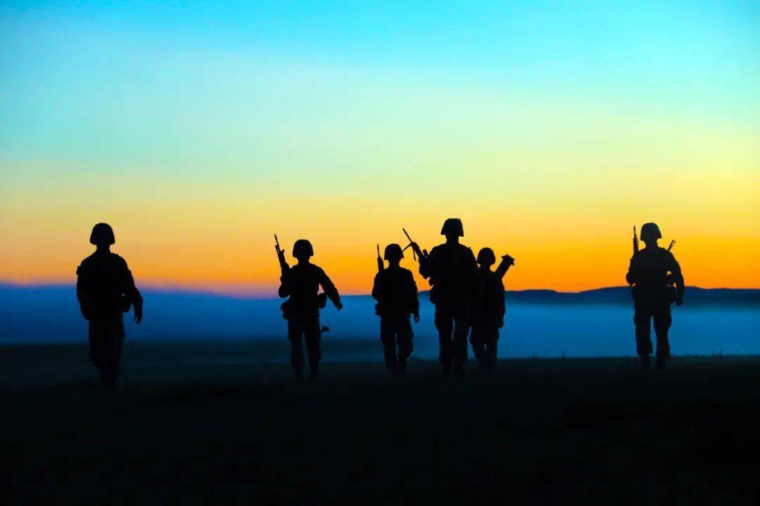 一组剪影带你领略夕阳下的别样青春