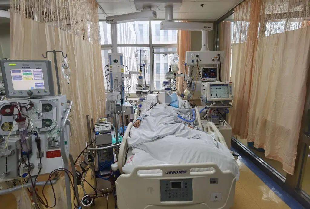 女儿赶紧拨打了120,将母亲送到医院急诊,随后送入icu抢救.