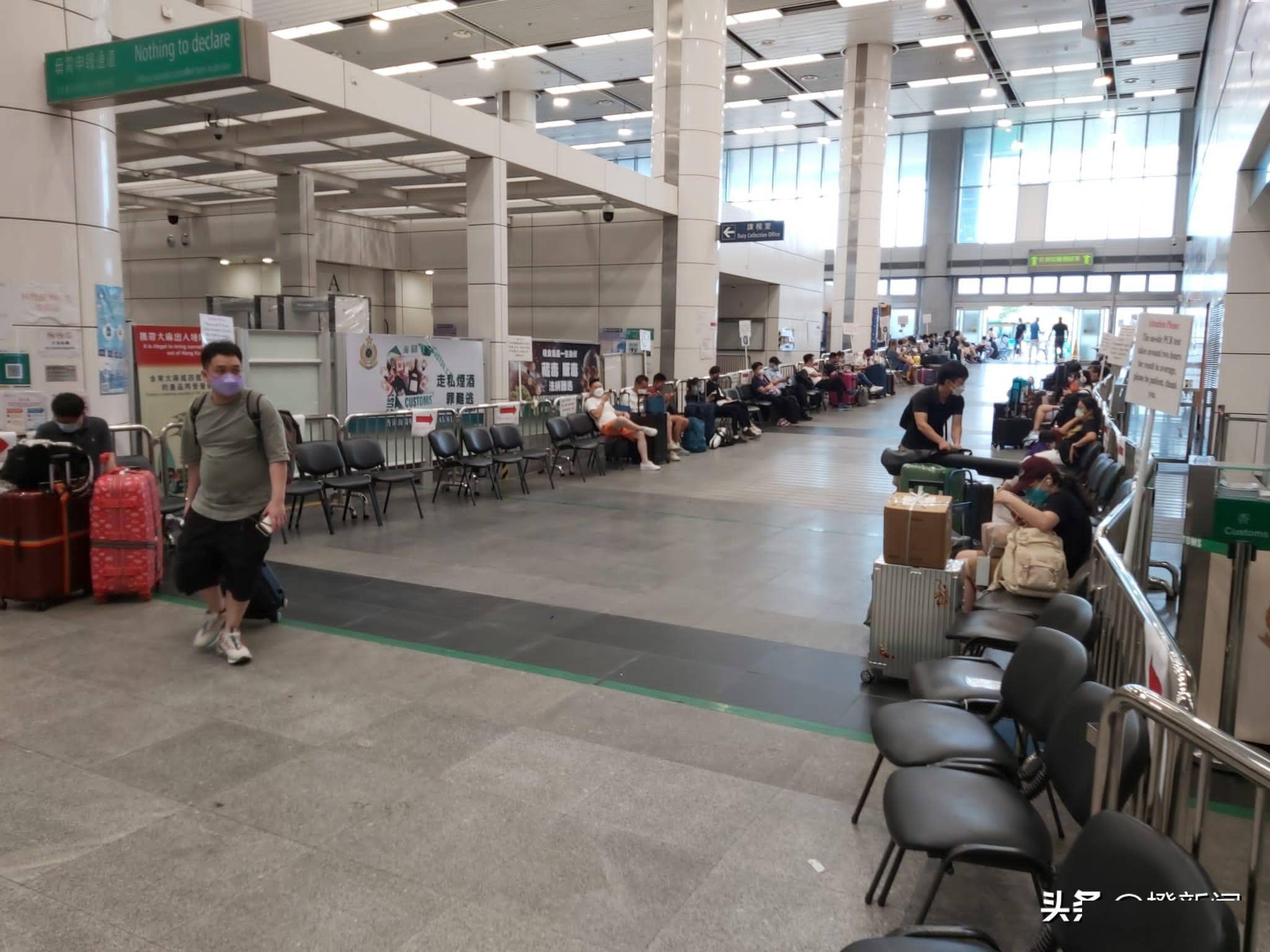 深圳湾口岸检测排长龙，入境处贴心增设关爱座给旅客休息