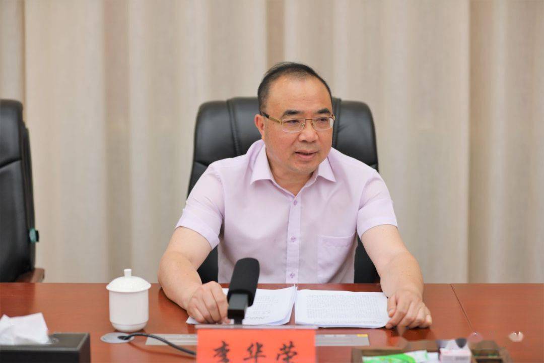 李华荣向贵阳一中,乌当中学授联盟校校牌;王鸣明向陈章义校长授予教育