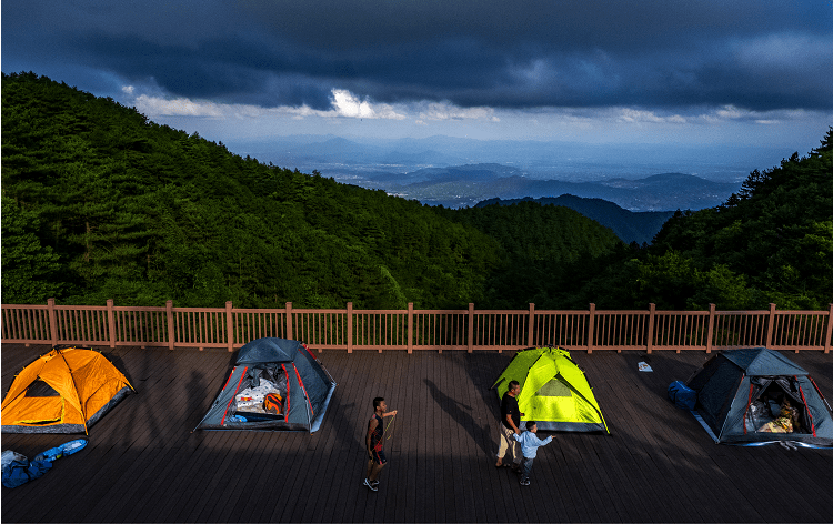 一峰尖帐篷营地房车帐篷营地幕阜宾馆普通住宿流行乐队现场献唱,气氛