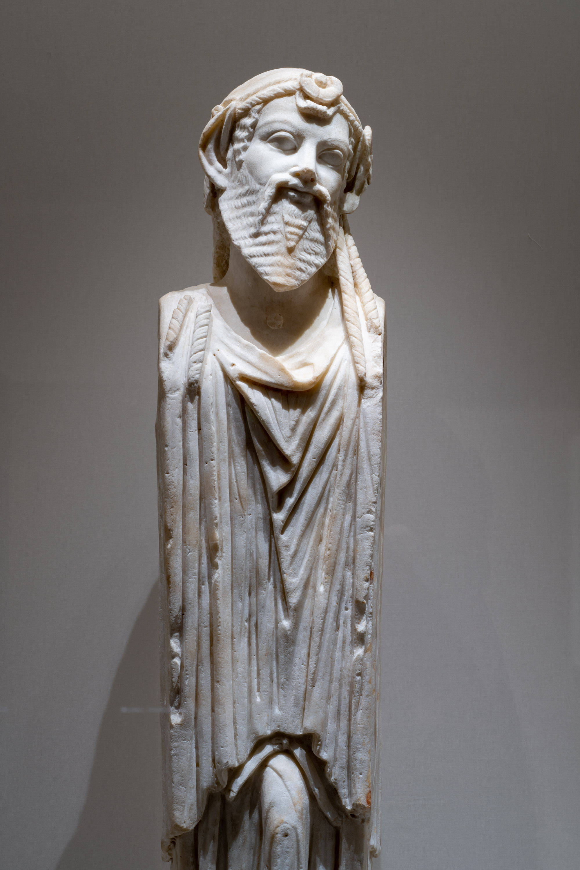 仿古普里阿普斯像,公元1世纪(陈拓/摄)▲位居正中的人像为戴头巾的