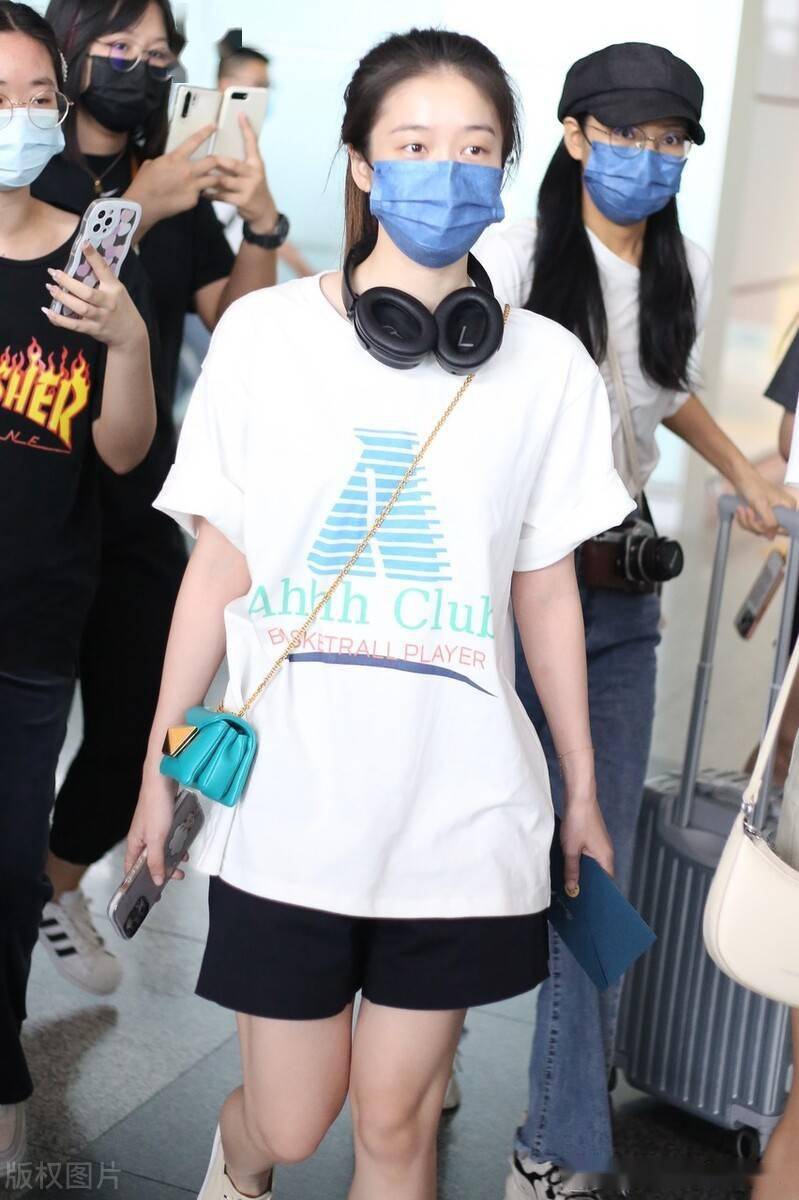 街拍张雪迎白tee运动短裤小白鞋清纯休闲