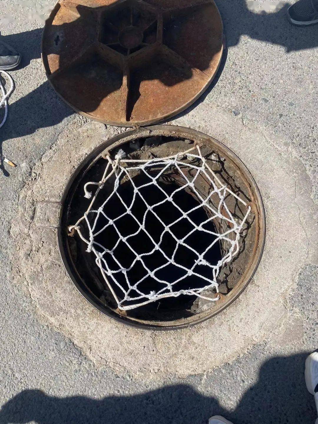 安装井盖防坠网 保障居民"脚下安全"_张文龙_刘小叶_情况