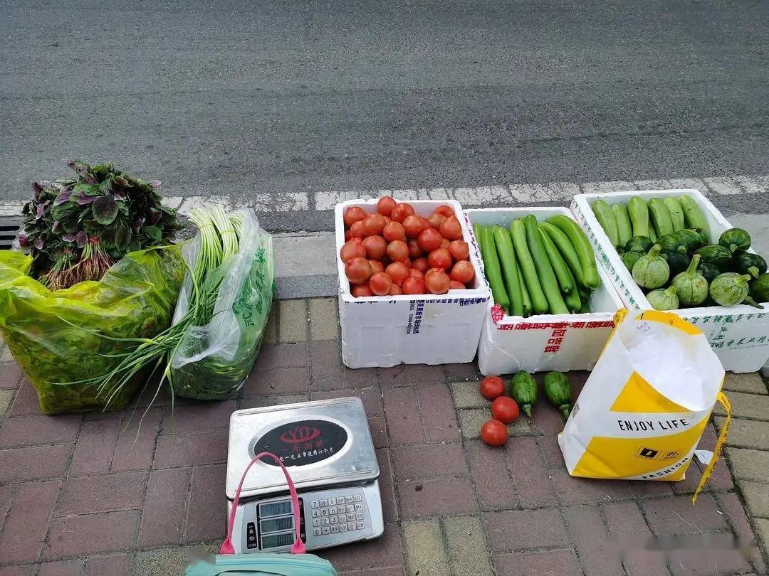 为什么年轻人更喜欢去超市买菜也不光顾在路边摆摊卖菜的老人