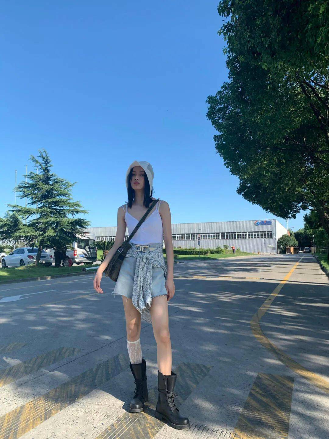 仔细观察了赵佳丽的穿搭就会发现,简洁的基本款最值得投资,白t恤,白