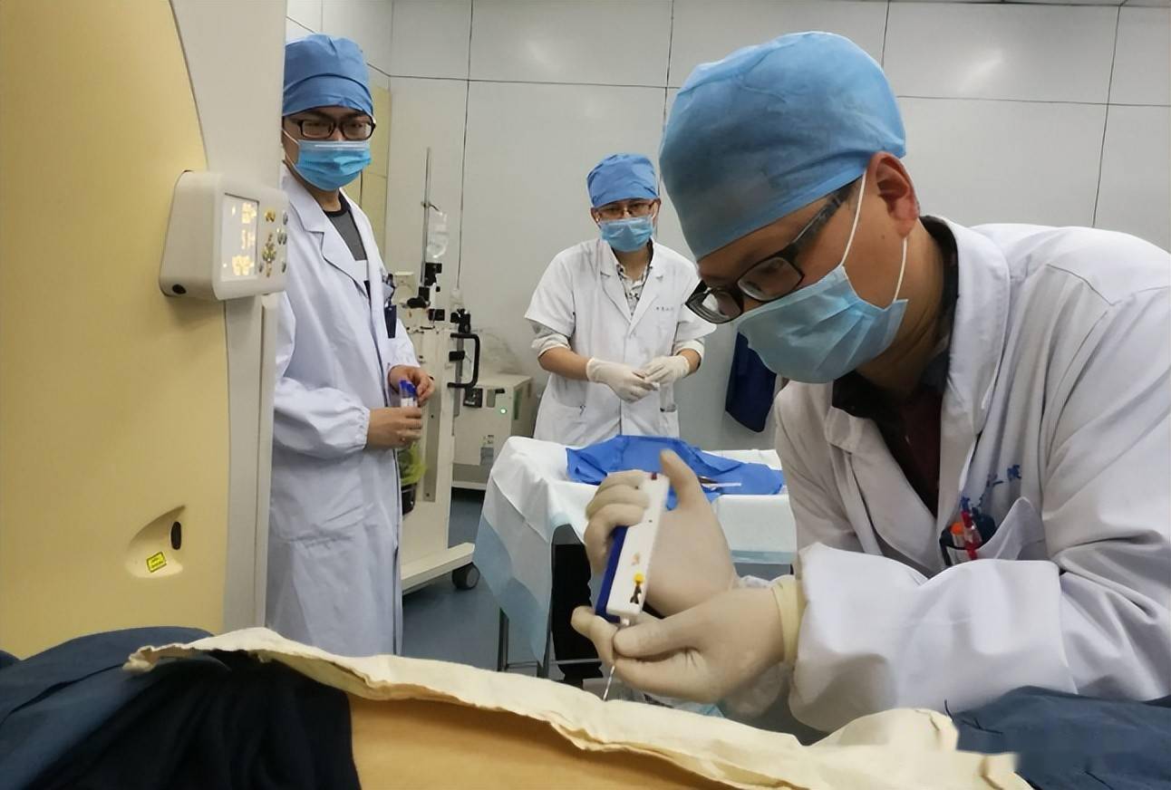 肝穿刺是肝癌诊断的又一重要方法,适用范围比较广,准确率在80%以上.