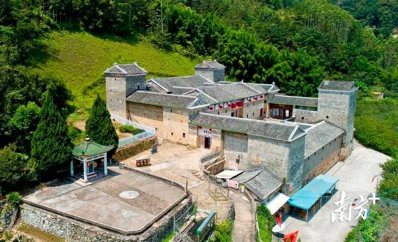德先楼,位于紫金县南岭镇高新村,始建于清朝末年,历经30多年建成