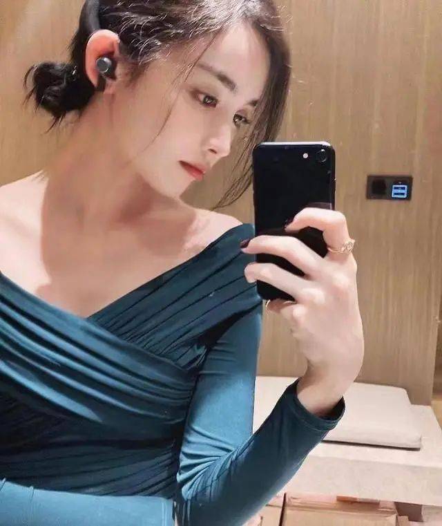 明星居家素颜自拍卷起来了赵露思网红风不减娜扎竟然是自来卷