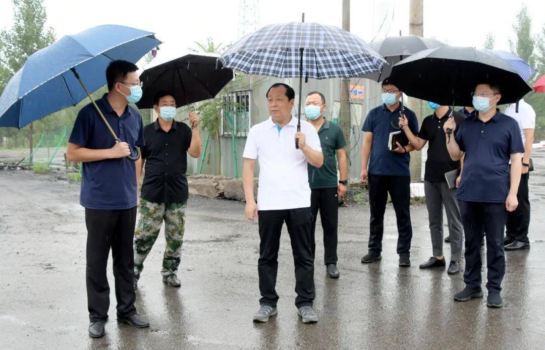 7月13日,市人大常委会副主任,县委书记陈珍礼深入一线冒雨督导检查