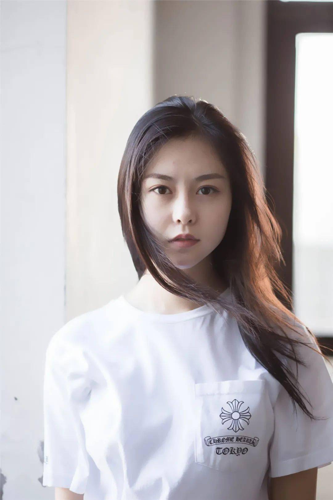 这时候让人物处在三分线附近,让小姐姐不用看镜头,只管 抓拍就好啦