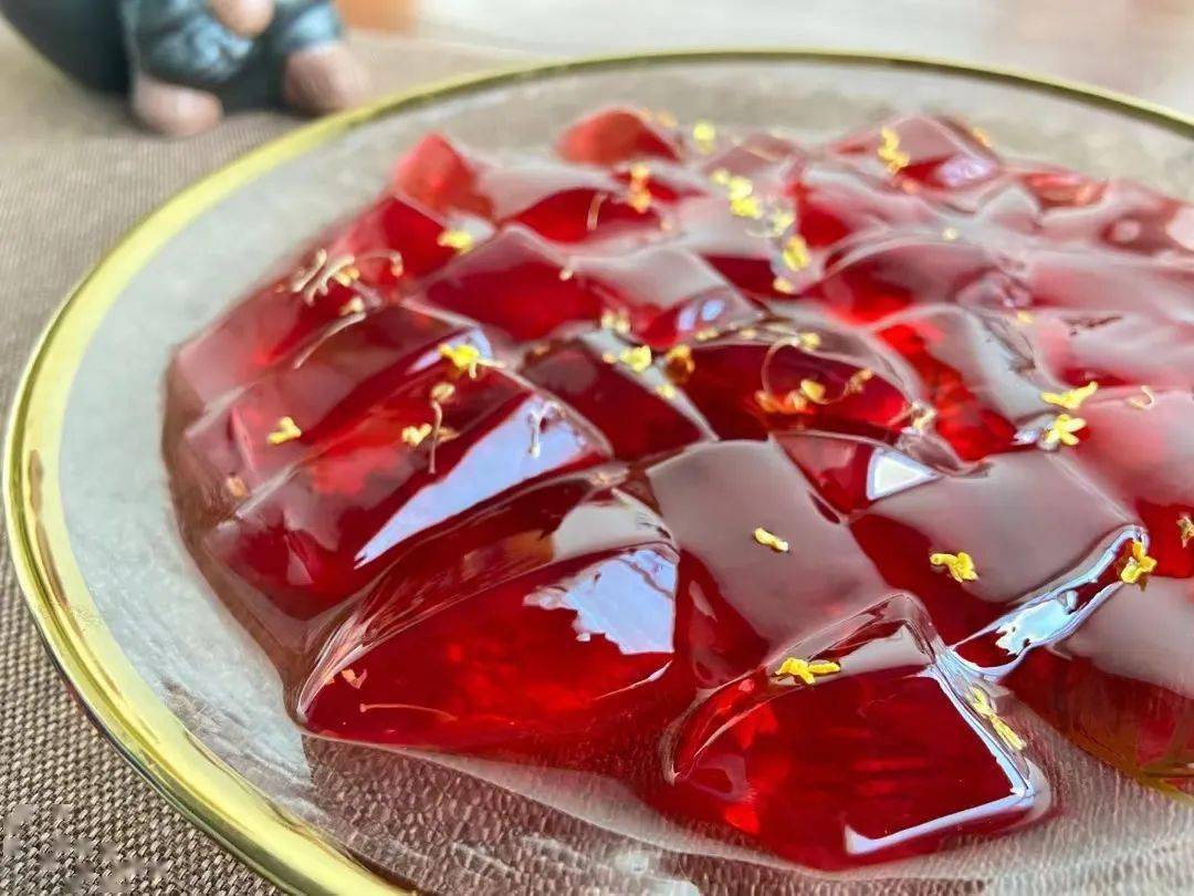 还能自制酸梅汤冰棍,煮好的酸梅汤放在冰棍模具里冻它就好了,还可以加