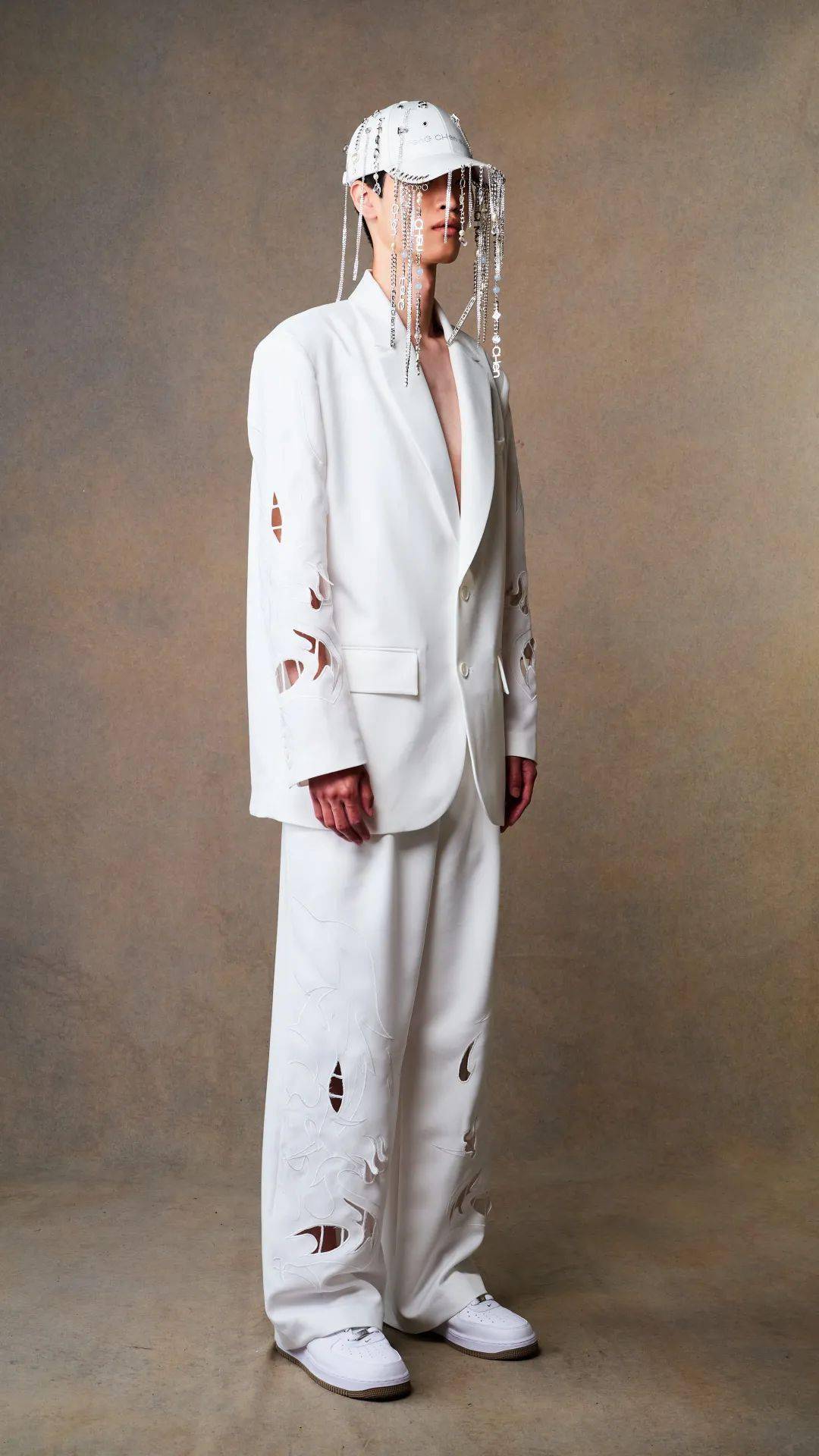 经由fengchenwang巴黎时装周首秀解读设计师王逢陈的时尚与跨界思维