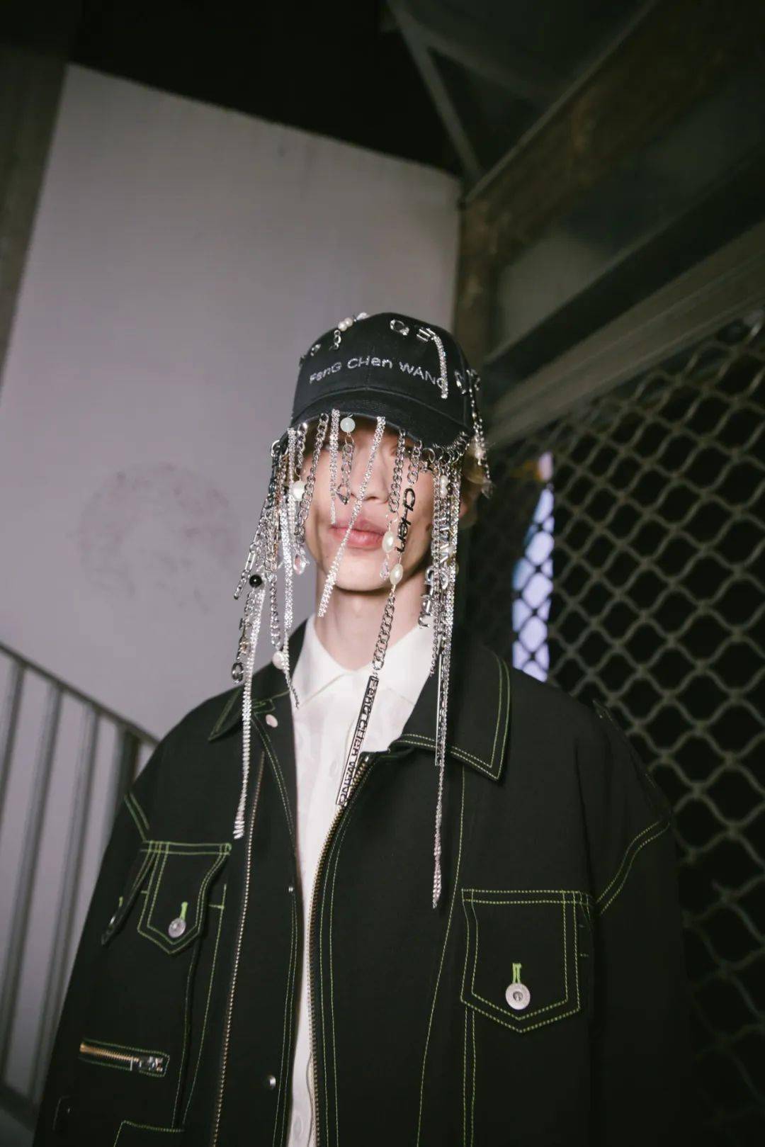 经由fengchenwang巴黎时装周首秀解读设计师王逢陈的时尚与跨界思维