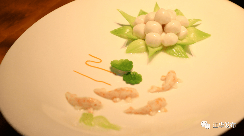 作品以鱼茸为主料,搭配青菜,胡萝卜等辅菜,通过毛学政的厨艺和创意