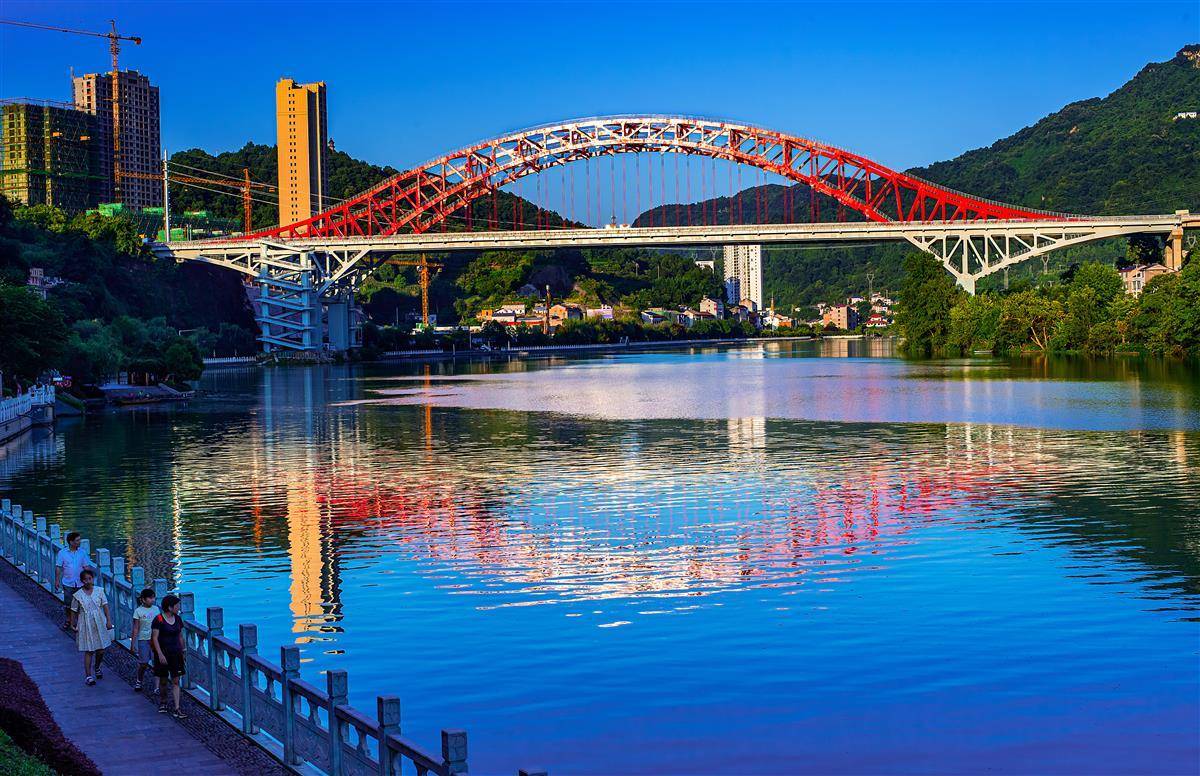 清江特大桥路面已刷黑静待通车