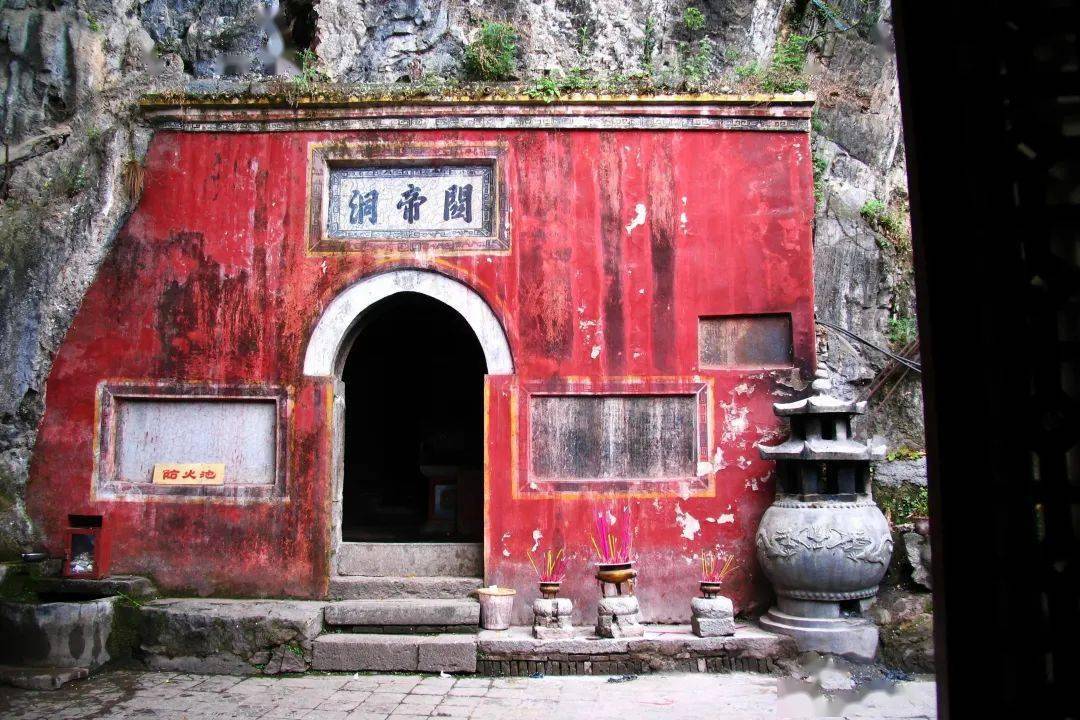 祖师殿,飞檐翘角,古朴典雅;观音关帝,二洞并列,春桂作伴;福,禄,寿星