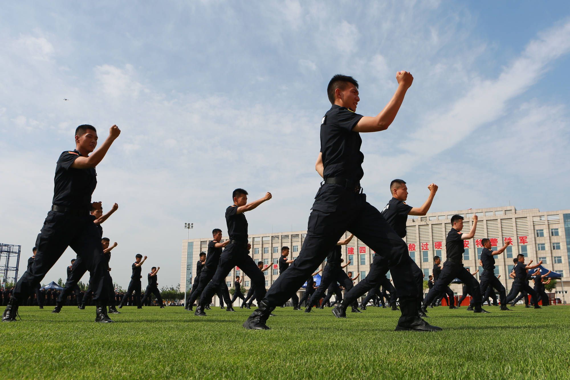 天津公安特警总队开展"大会操"比武_河北省公安厅再度部署"百日行动"