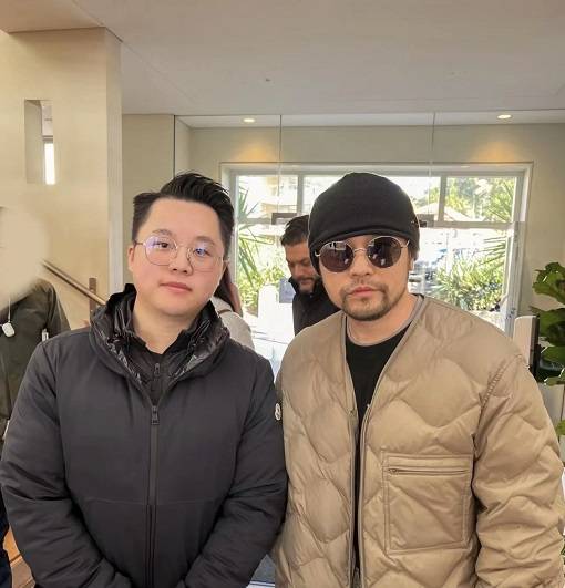网友悉尼偶遇周杰伦,墨镜配毛线帽穿搭随性