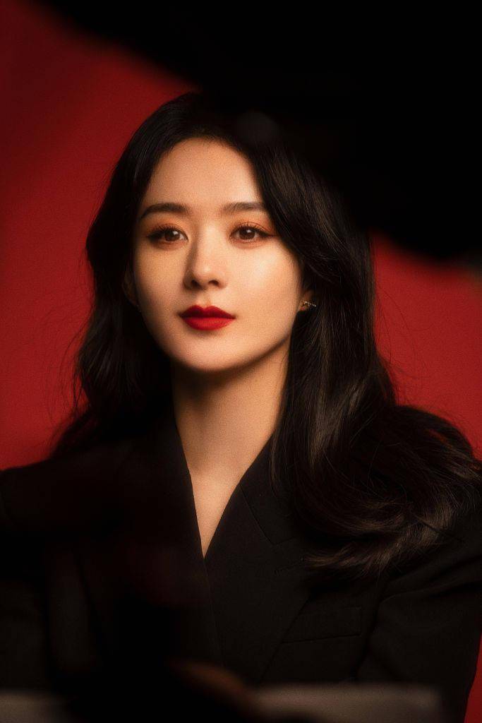 赵丽颖发布美妆大片花絮黑西装配红唇造型御姐范