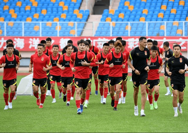面对 挣表现 的日韩本土国脚 男足出征东亚杯凶多吉少 球员 选拔队 中国