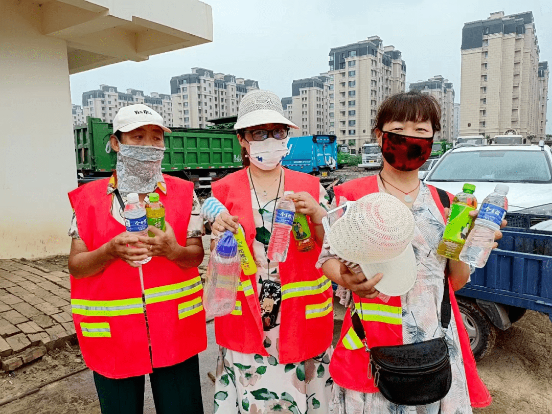 情系环卫工夏日送清凉