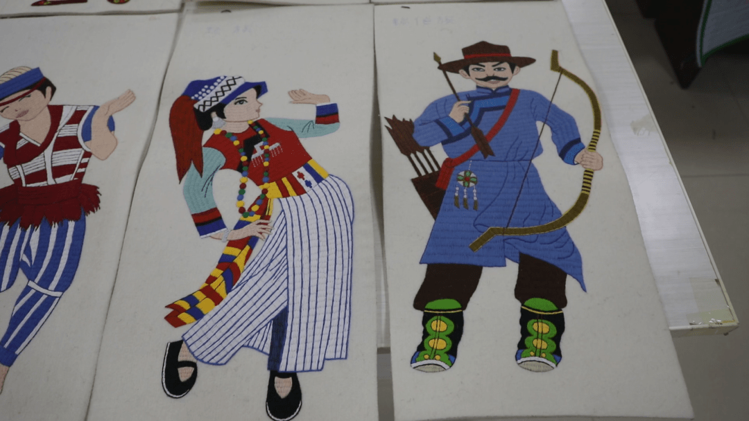 抢先看苏尼特左旗民族团结一家亲同心共筑中国梦大型毡绣作品创作完成