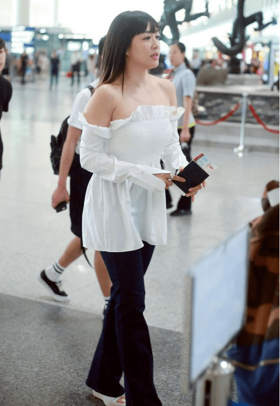 50岁钟丽缇美人不迟暮虽然身材微胖但挺有女人味的