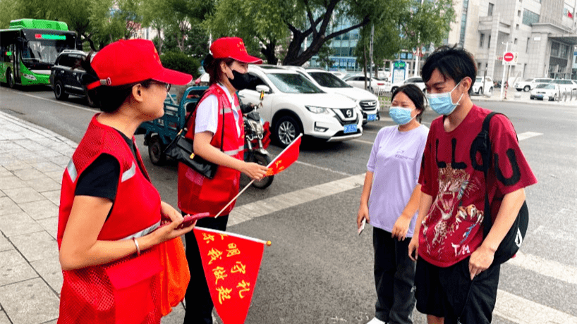 用一聲聲叮嚀,一句句勸導,糾正亂堆亂放,踐踏草坪,不文明養寵,佔道